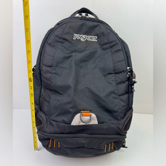 jansport agave 32l backpack new storm gray Hiking - 32 Liter Daypack with Universal 3L Hydration System or 15 Inch Laptop Sleeve, Black There are two side water bottle pockets so you do not go thirsty for long JanSport Agave 32L Backpack (Forge